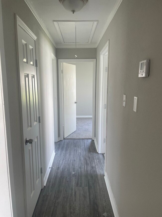 Building Photo - 1005 Southampton Dr