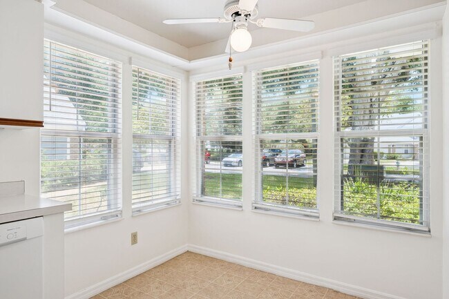 Building Photo - Ground Floor 2 Bed / 2 Bath with New Flooring