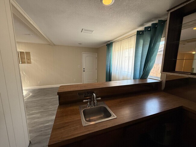 Building Photo - Updated single story home located in Ceres!