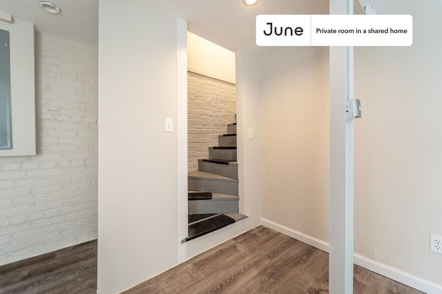 Building Photo - Room in Shared 2 bed/1 bath home