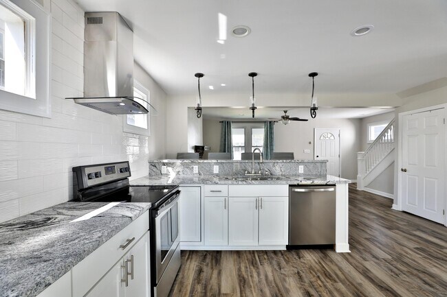 Building Photo - 825 Reinhard Ave