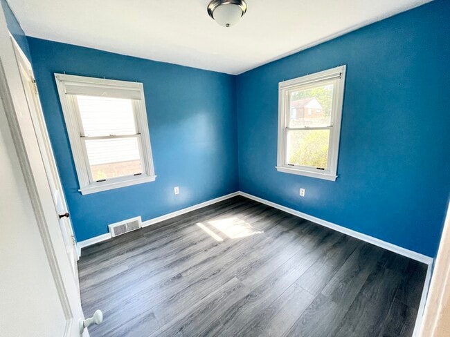 Building Photo - 613 Hickory Dr
