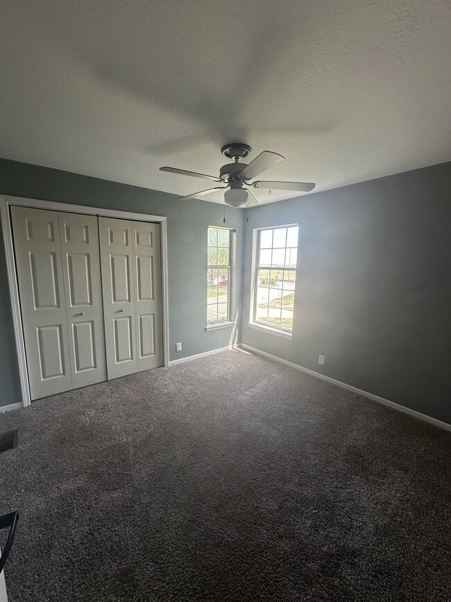 Building Photo - 9911 Parkview Ave