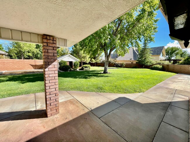 Building Photo - AMAZING YARD in quiet cul-de-sac in Santa ...