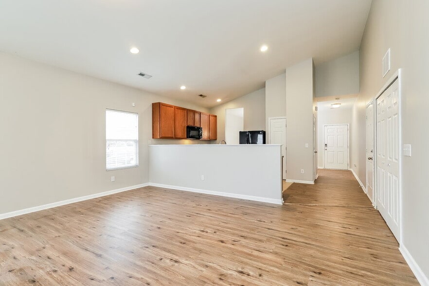 Building Photo - 2 Red Brush Ct