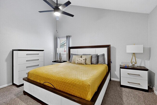 Building Photo - Updated 3 bedroom duplex near Greenbelt!