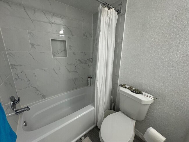 Building Photo - 14037 Fairway Island Dr