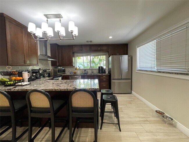 Building Photo - 557 De Leon Dr