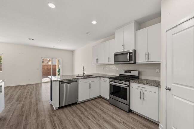 Building Photo - Beautiful Home in Hyde Park Community