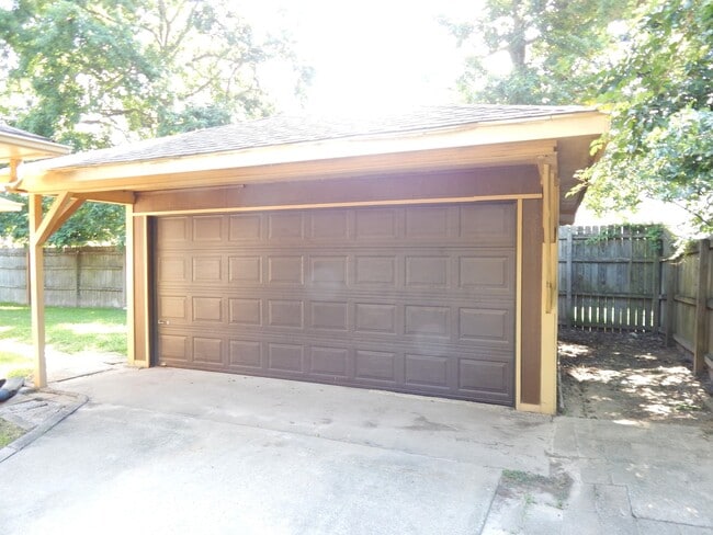 Building Photo - Gorgeous 3 Bedroom Home w/Workshop in Tyler!