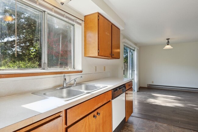 Building Photo - Move in ready now! West side cutie! 2 bed,...