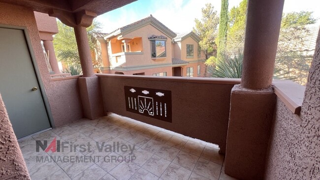 Building Photo - 2 Bedrooms, 2 Baths