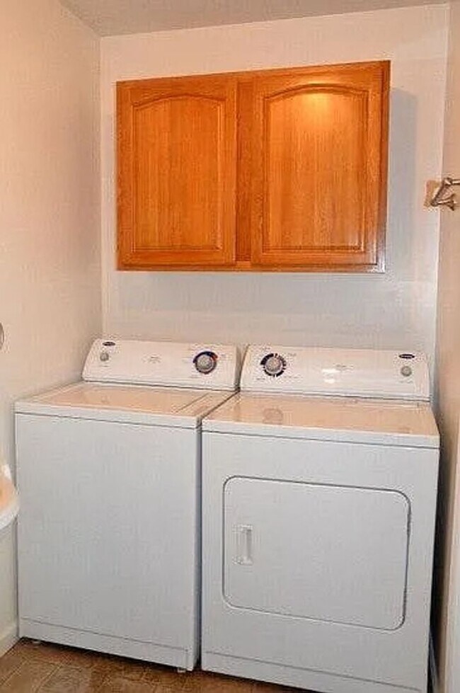 Building Photo - 411 E Scott St