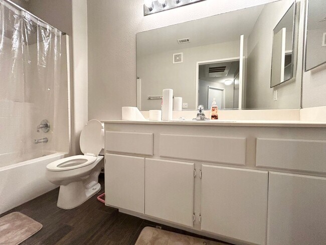Building Photo - Gated Community Comfort – 2 Bed, 2 Bath Be...