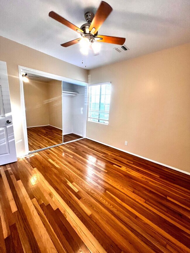 Building Photo - Single Family. 3-bed Home - Desireable Neighborhood!