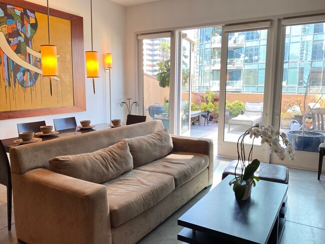 Building Photo - LUXURY TOP-FLOOR 2BR/2.5BA PENTHOUSE LOFT ...