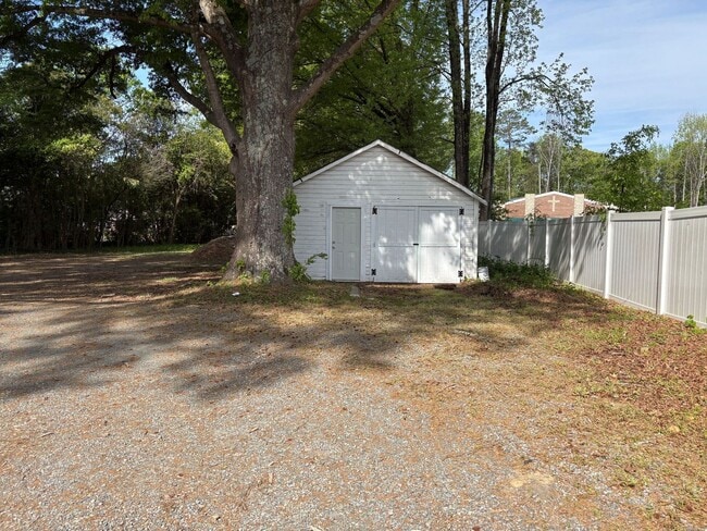 Building Photo - 3 Bedroom Home in Hickory Grove