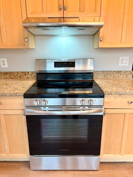 1yr old range - 11557 Rolling Green Ct