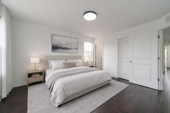 Building Photo - 667 W Hickory St