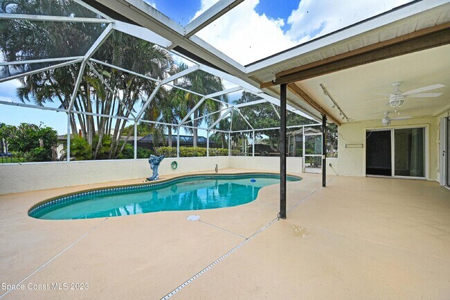 Building Photo - Suntree living