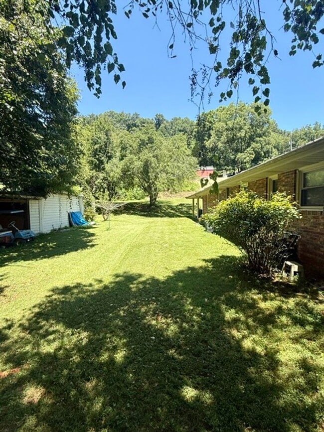Building Photo - 3 Bedroom 1 Full Bath 2 Half bath Brick house for Rent