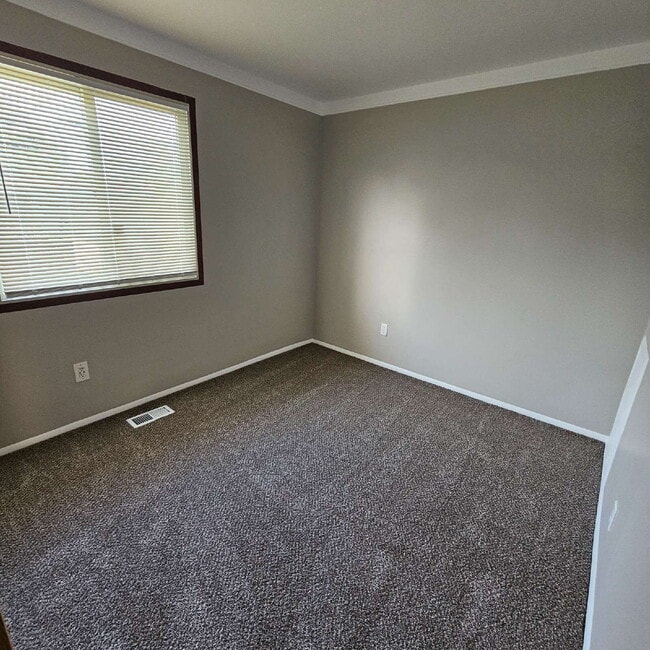 Building Photo - 3 Bedroom Ranch, Eat-In Kitchen, All Appliances, Big Basement with Extra Storage, 2 Car Garage.