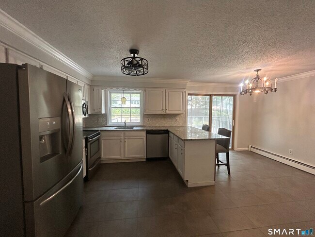 Building Photo - 14 Normandy Dr