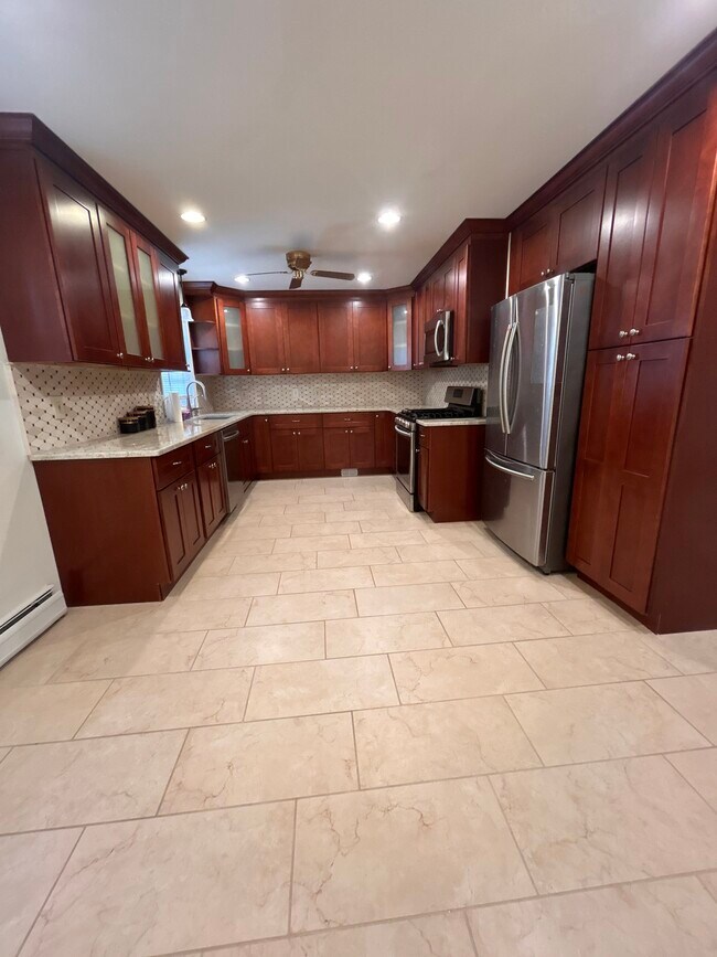 Building Photo - 879 Grove Ave