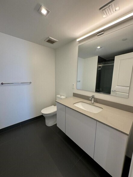 Full bath - 1600 NE 1st Ave