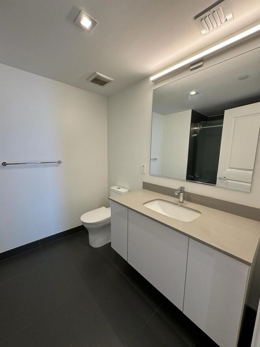 Full bath - 1600 NE 1st Ave