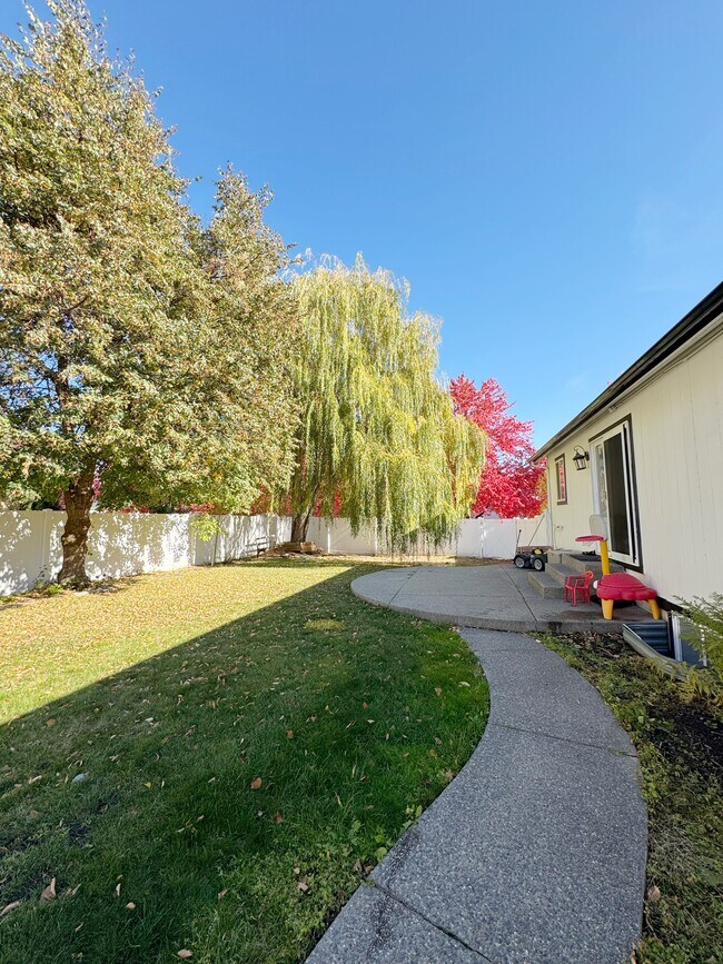 Building Photo - 1923 W Hampson Ave