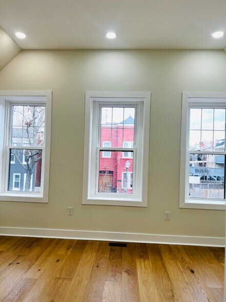 Building Photo - 116 Thomas St NW