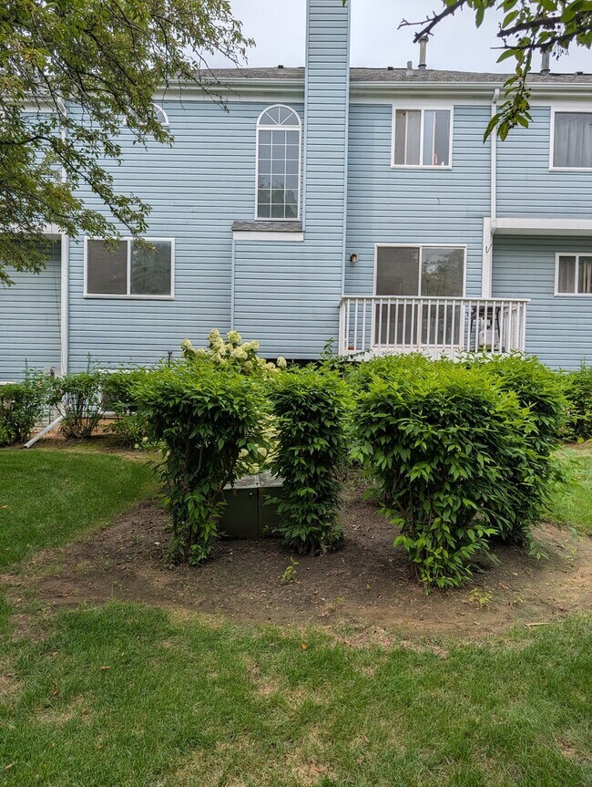 Building Photo - 843 E Princeton Cir