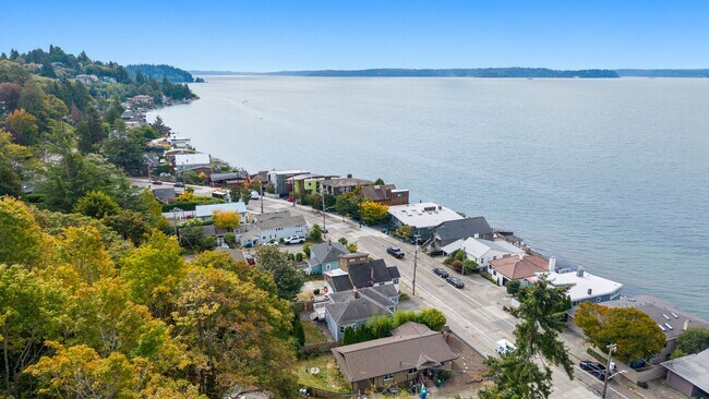 Building Photo - 5306 Beach Dr SW