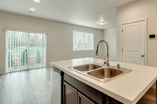 Building Photo - Beautiful Three Bedroom in Taverner Ridge!