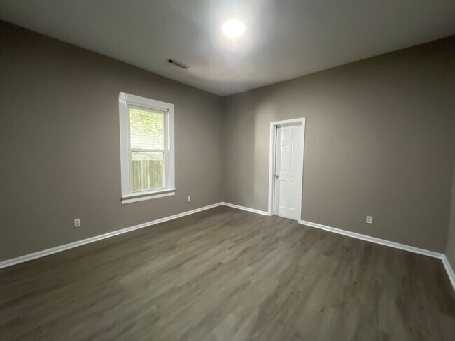 Building Photo - 2 bed 2 bath house