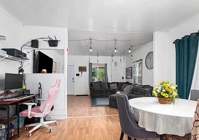 Building Photo - 1318 Division St