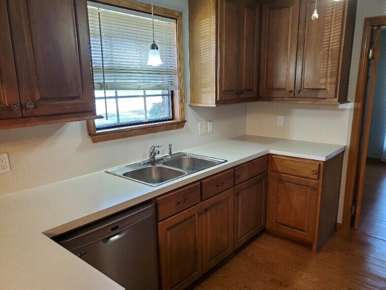 Building Photo - 302 Robbie St