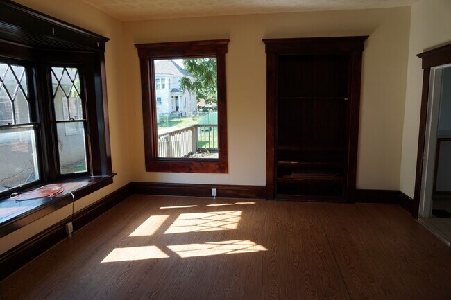 Building Photo - 6 Bedroom 3 full bath House