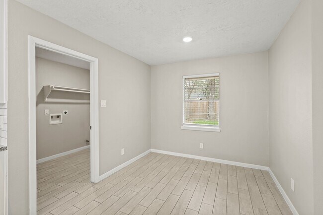 Building Photo - 105 Navajo Dr