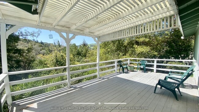 Primary Photo - Lovely and RARE 3/2 single level home in O...