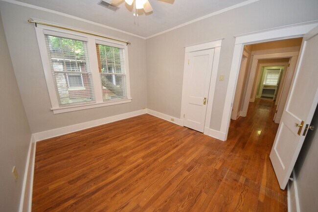 Building Photo - DARLING charmer with 3 beds and 2 baths near the U of M.