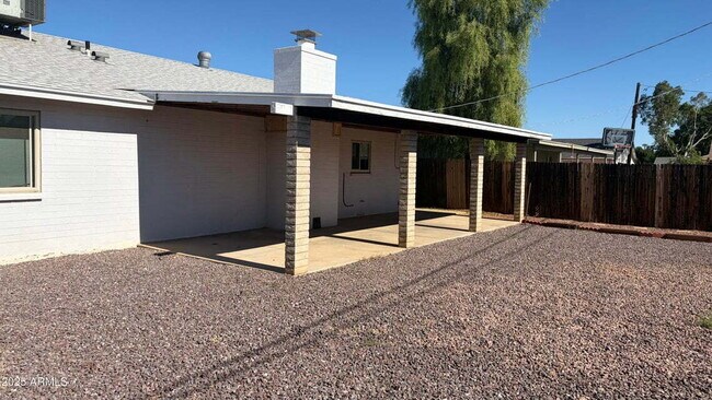 Building Photo - Beautiful Updated Kitchen ,  Large Backyar...