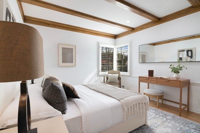 Building Photo - Gated Brentwood Circle Family Home