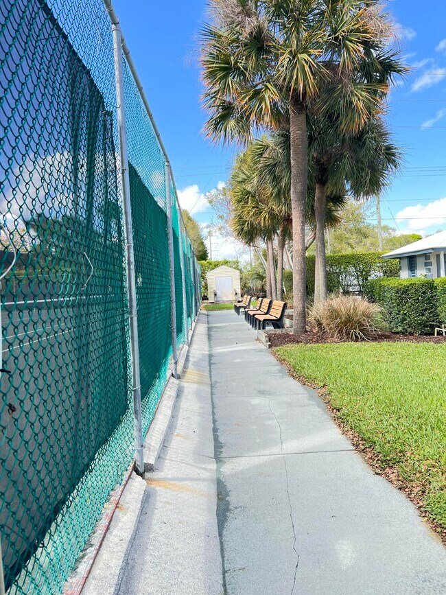 Building Photo - 698 Normandy Ln