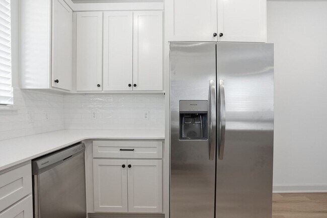 Building Photo - 3 Bed | 2 Bath Luxury Duplex