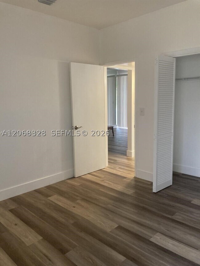 Building Photo - 9139 Fontainebleau Blvd