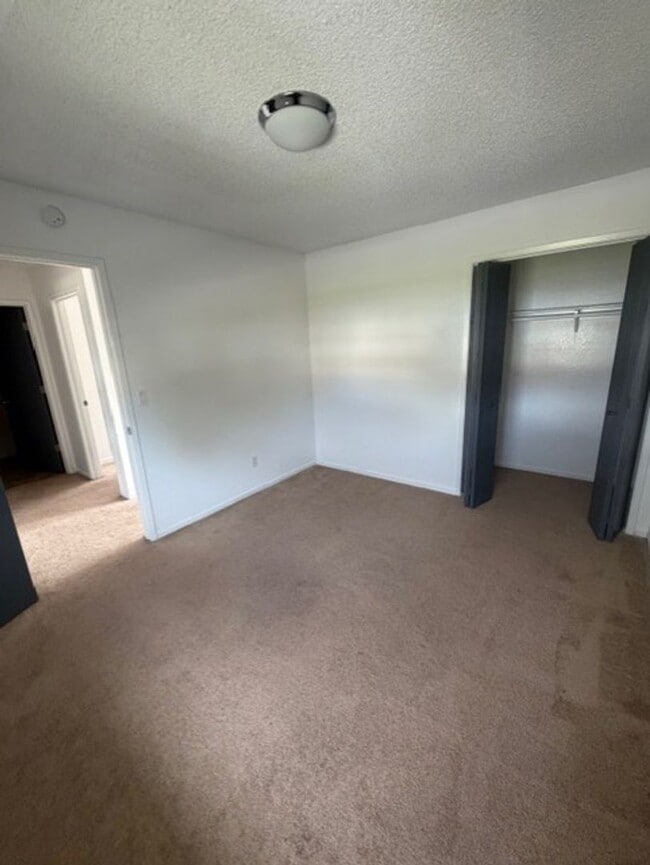 Building Photo - 3 Bed, 2.5 bath home in Carson City, Available 11/11