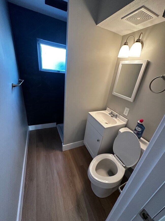 Building Photo - Recently Remodeled 3 Bed 2 Bath with Additional Finished Room