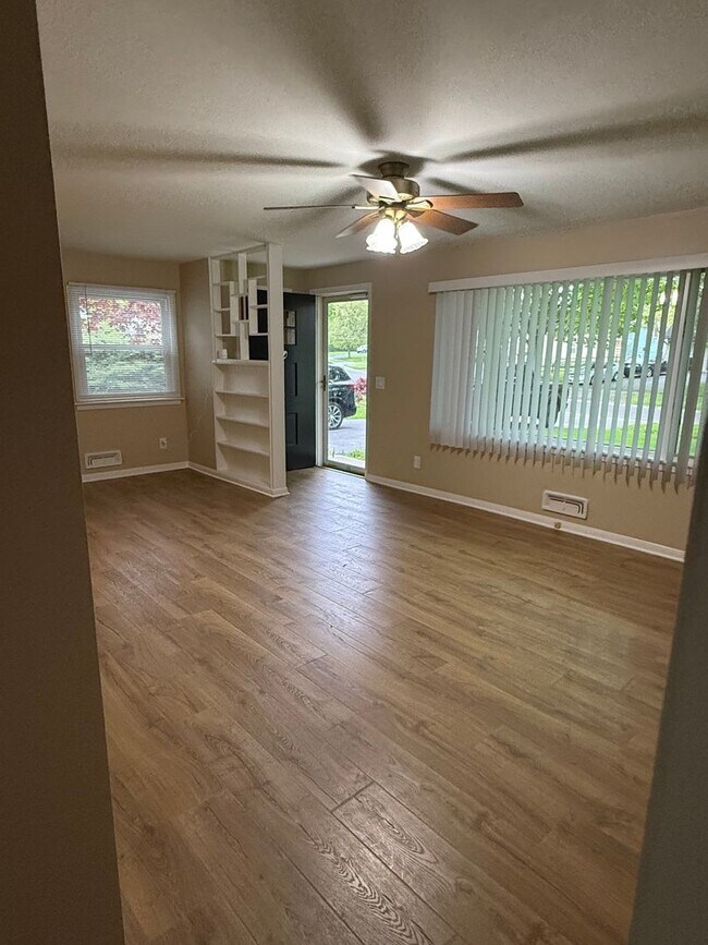 Building Photo - Fully Remodeled 3 bedroom House